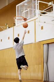 孤独的博弈：为什么高手往往喜欢独自坐在桌角？（独坐桌角的秘密：高手为何偏爱孤独较量？）